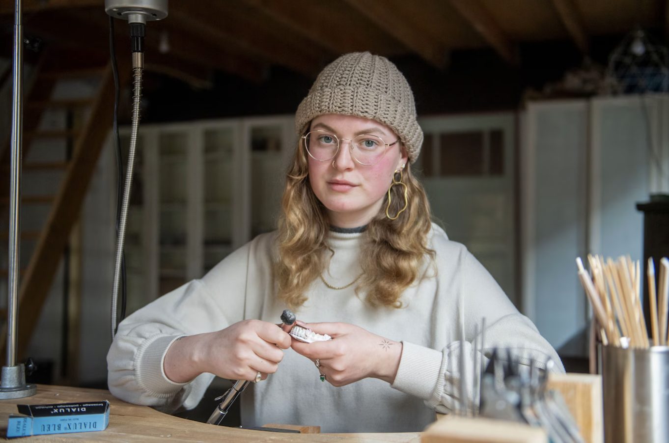 Dorien Broenink van DIVINE grillz aan het werk in haar atelier